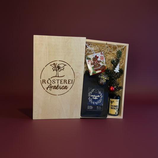 Geschenkset mit Kaffee, Bio-Tee, Lebkuchen Schokolade, Praline und Weihnachtspräsent in Holzkiste